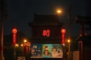 主推剧集海边夜戏画面，人物站在灯塔下望向海面