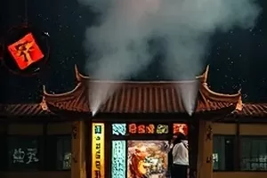 《旧唱片店》剧照,木质货架上排列的黑胶唱片